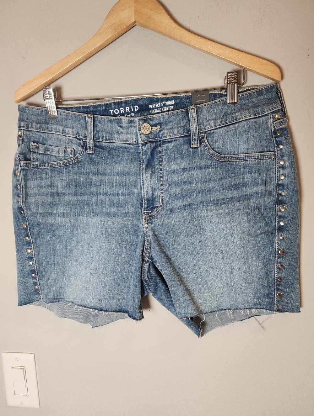NWT Torrid Stud Sides 5" Perfect Boyfriend Midrise Denim Shorts Women's Size 10
